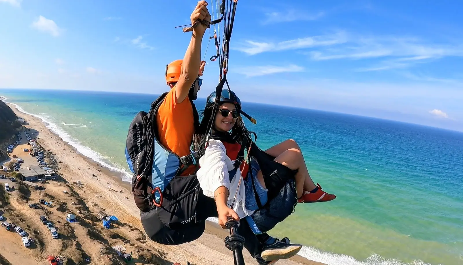 Pilot ve yolcu Uçmakdere sahili üzerinde tandem yamaç paraşütüyle uçarken