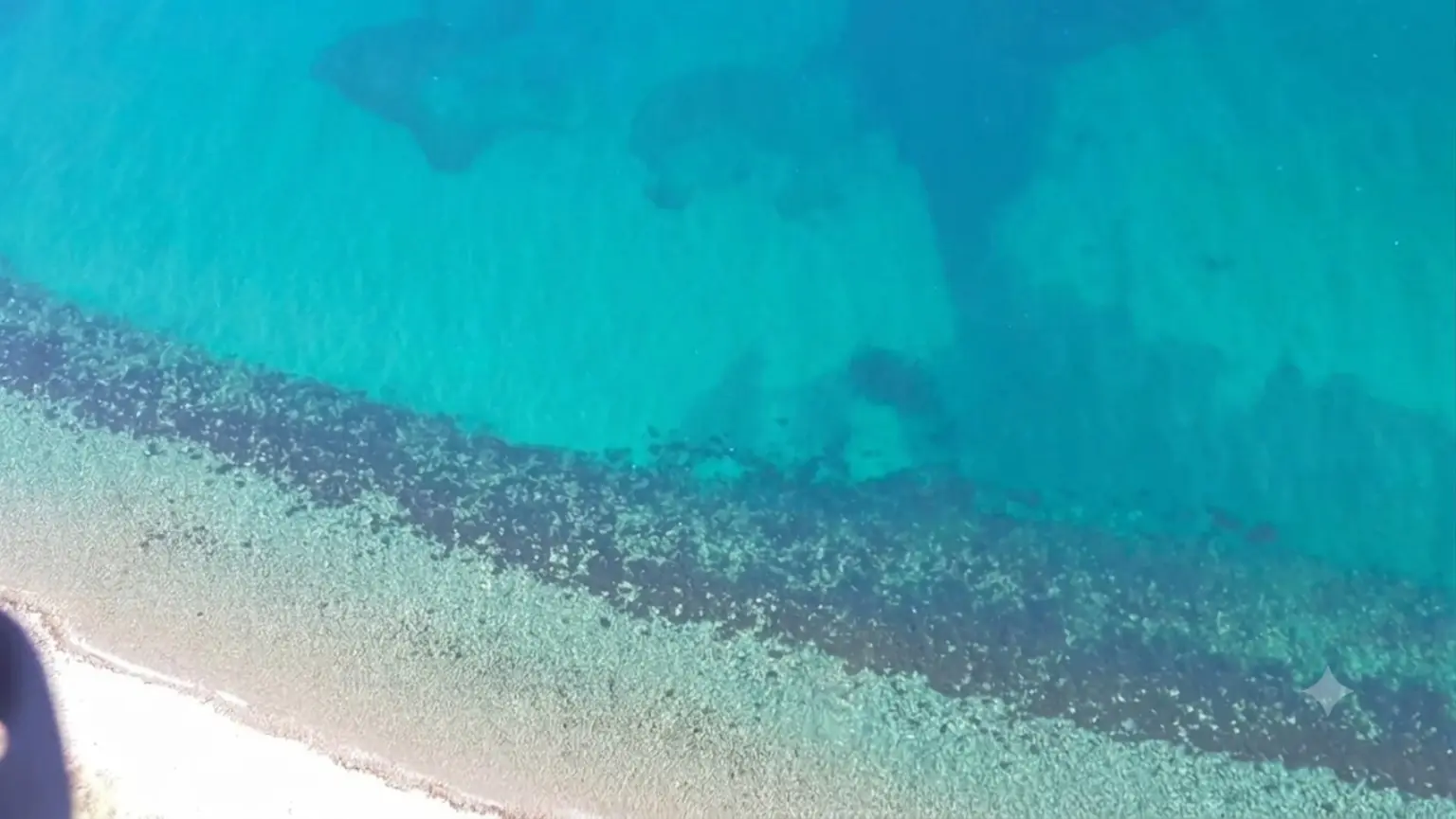 Uçmakdere kıyısında deniz üzerinde uçan tandem yamaç paraşütü