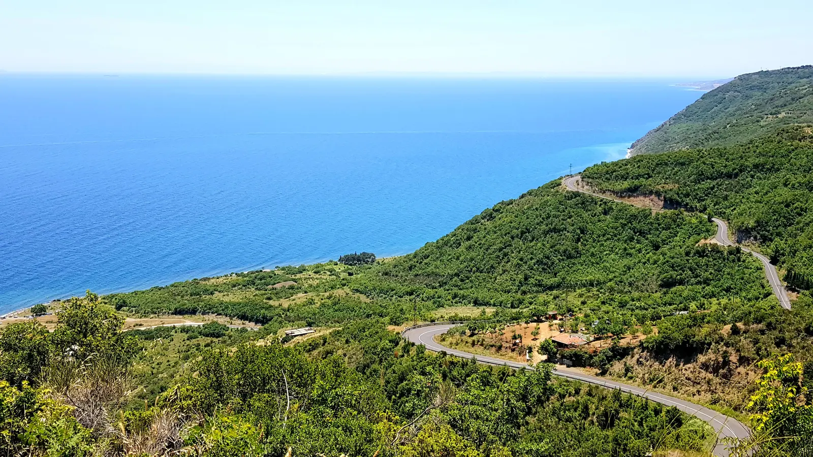 Uçmakdere sahil yolu ve Marmara Denizi manzarası