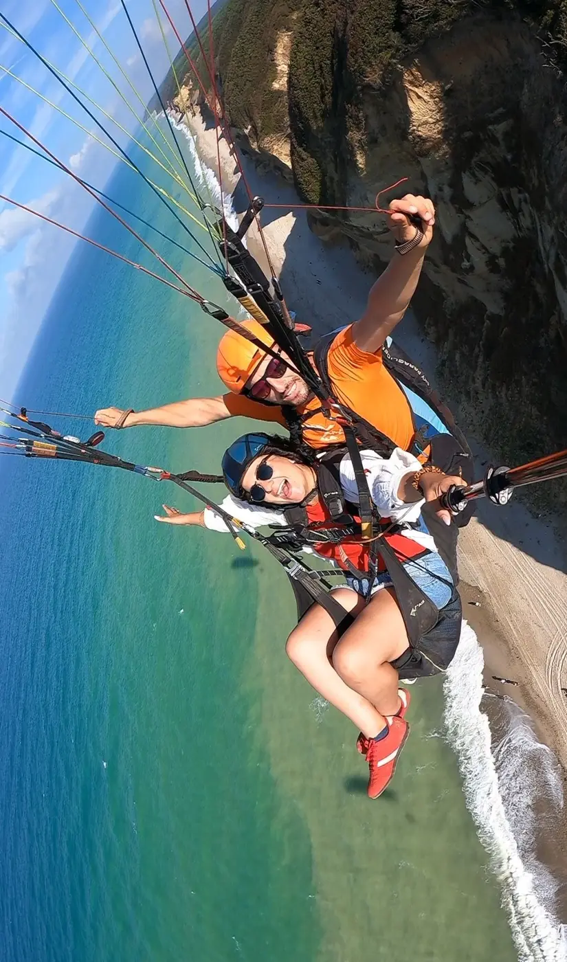 Uçmakdere'de deniz üzerinde tandem yamaç paraşütü uçuşu