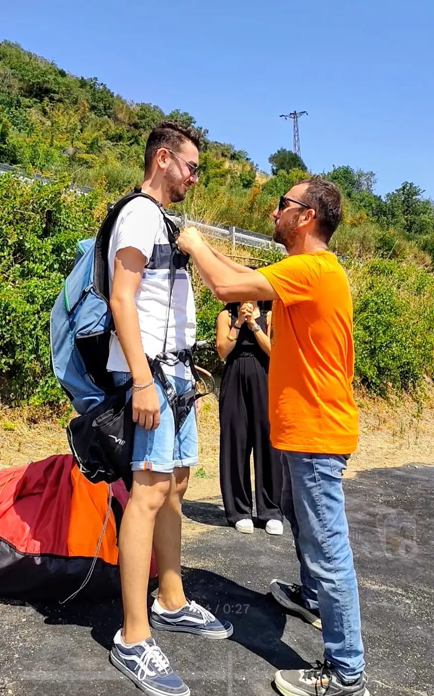 Habip Erdem yolcunun tandem kuşam bağlantılarını kontrol ederken